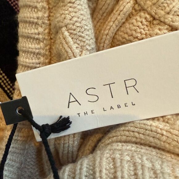 ASTR The Label gorgeous cream backless sweater. XS
NWT - Picture 10 of 10